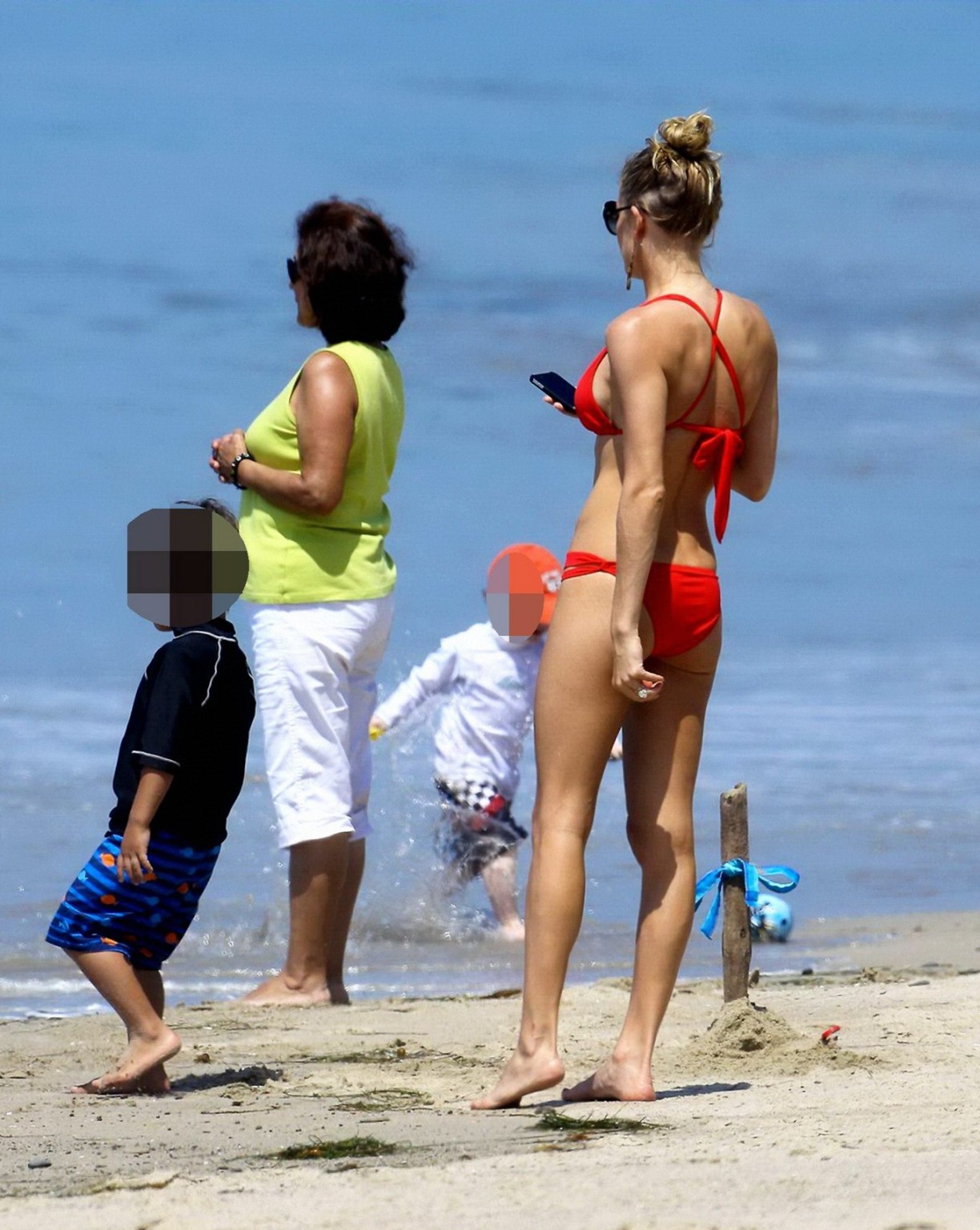 Leann rimes con un escaso bikini rojo en la playa de malibu
 #75297667