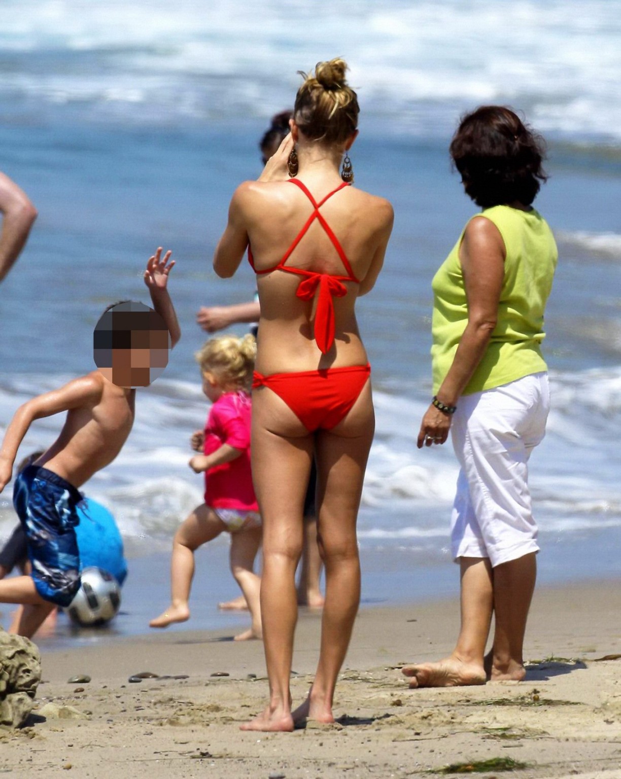 Leann rimes con un escaso bikini rojo en la playa de malibu
 #75297677