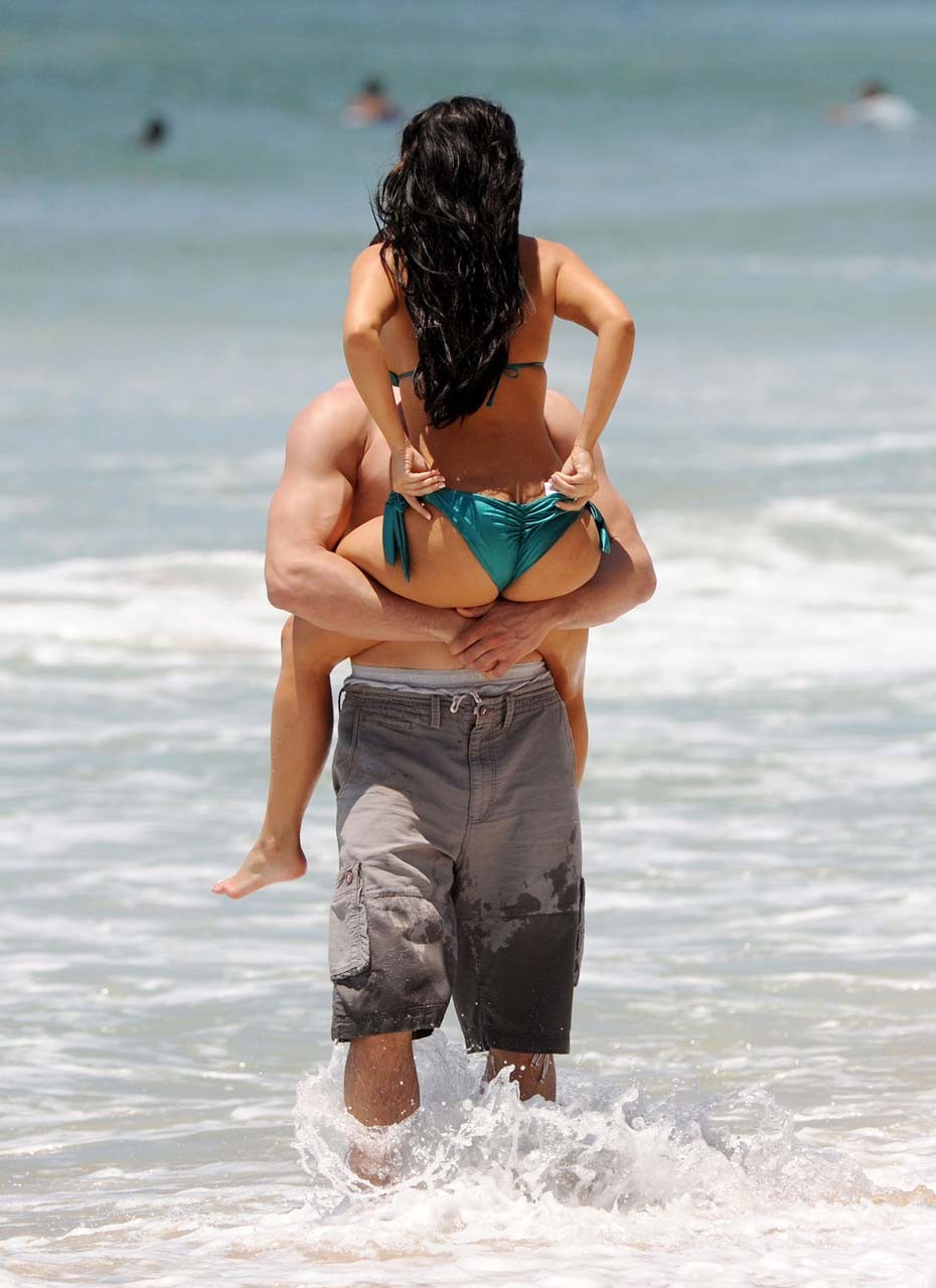 Kim Kardashian entblößt sexy Körper und riesige Brüste im Bikini am Strand
 #75305331