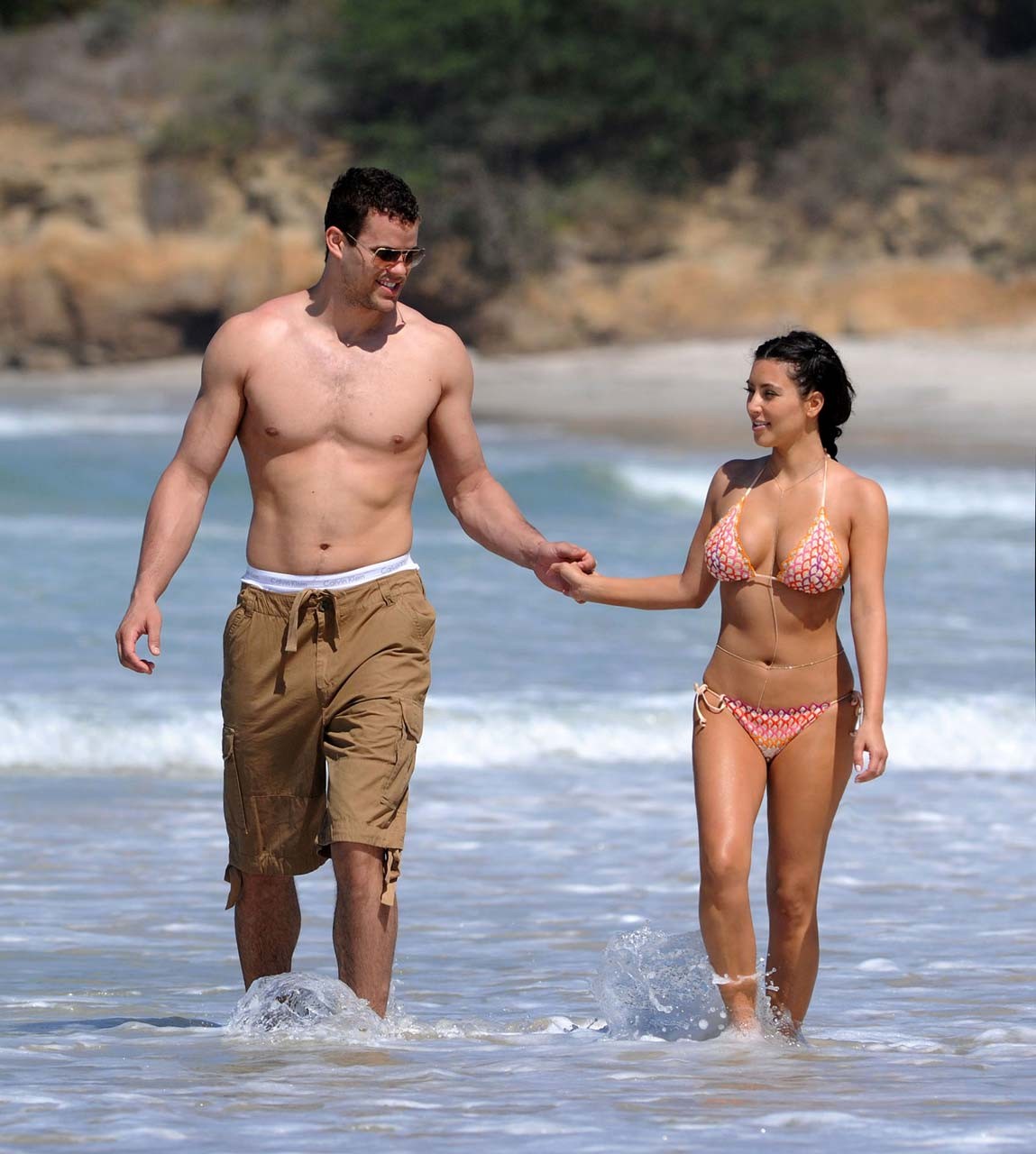 Kim Kardashian entblößt sexy Körper und riesige Brüste im Bikini am Strand
 #75305356