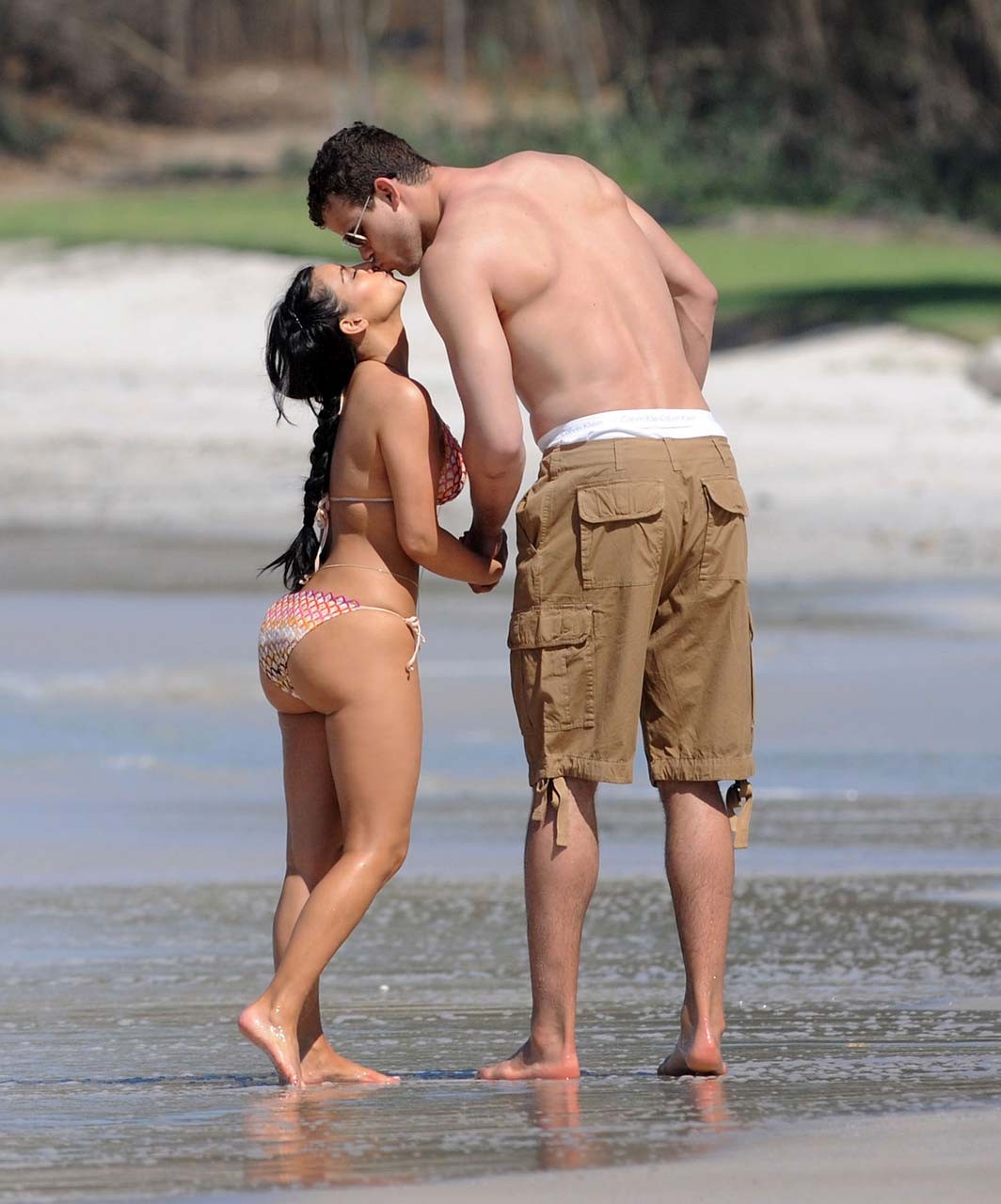 Kim Kardashian entblößt sexy Körper und riesige Brüste im Bikini am Strand
 #75305363