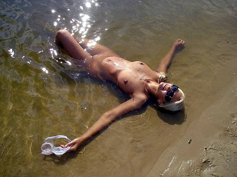 Une plage publique se réchauffe avec deux jeunes nudistes sexy.
 #72247846