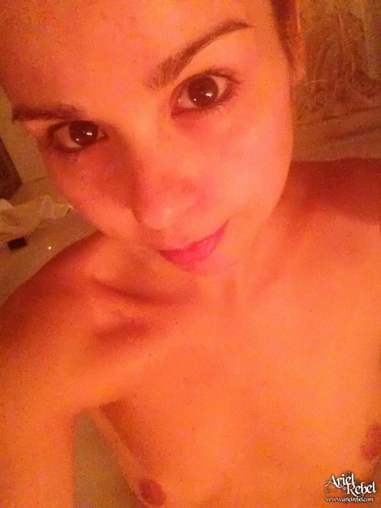 Niedliche Amateur-Teenie-Selfies in der Badewanne
 #68126091
