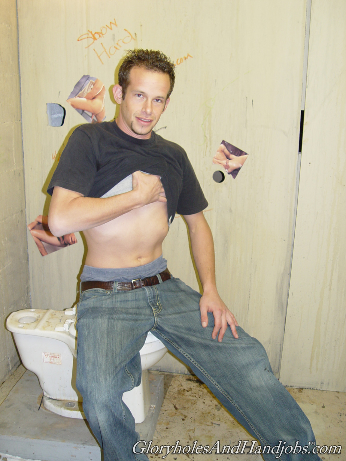 Chico caliente chupando la polla fuerte en la acción gay gloryhole
 #76959124