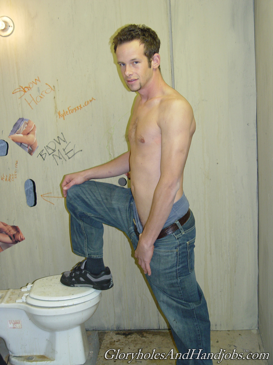 Chico caliente chupando la polla fuerte en la acción gay gloryhole
 #76959170