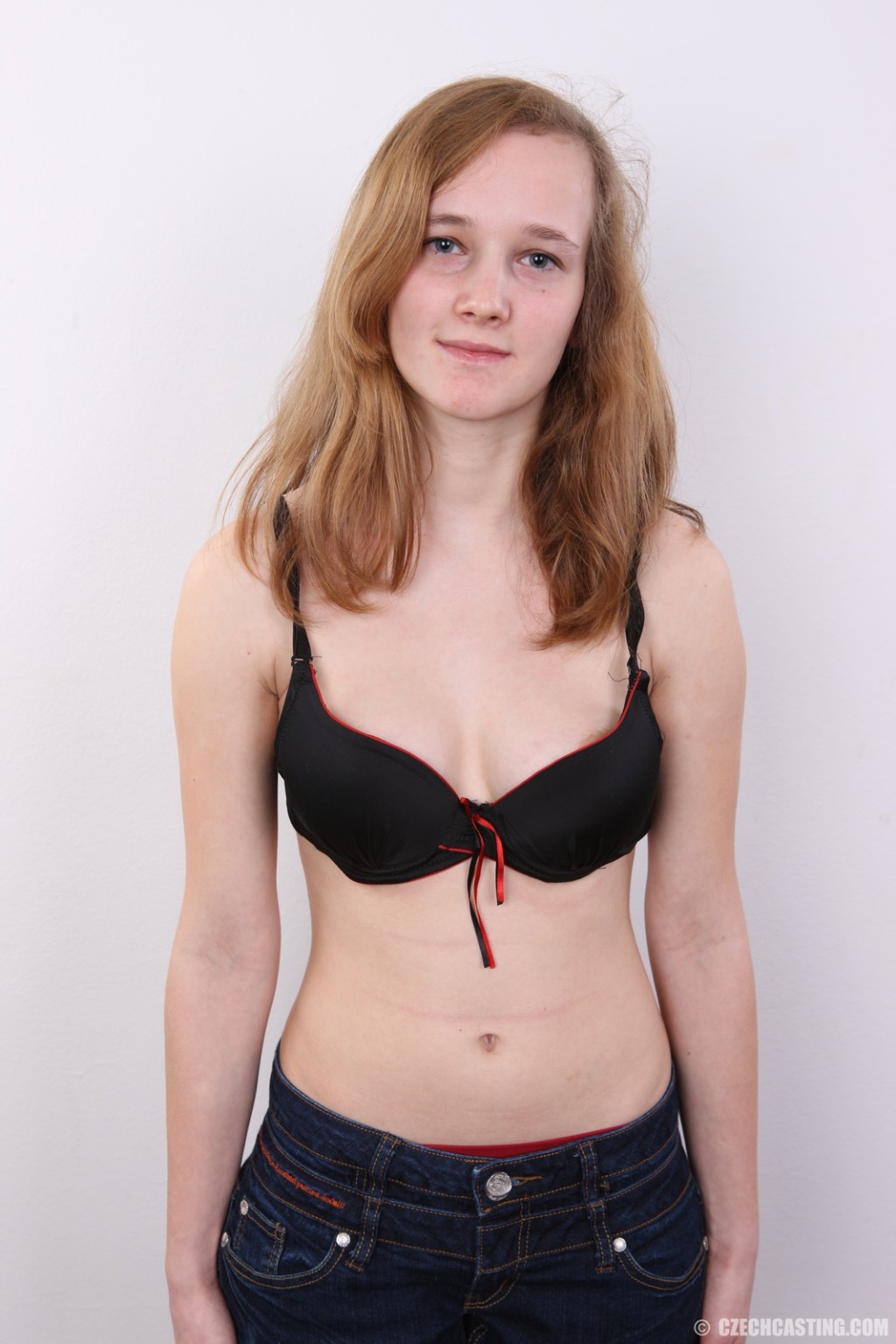 Amateur-Mädchen mit geschwollenen Brustwarzen
 #67205065