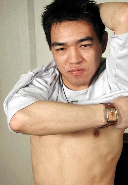 Asiatischer Kerl strippt und zeigt sich und spritzt auf sich selbst #76963001