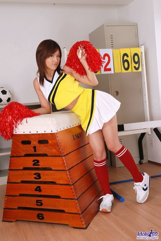 Pom-pom girl japonaise aux gros seins en chaussettes rouges montrant sa chatte poilue.
 #69945219