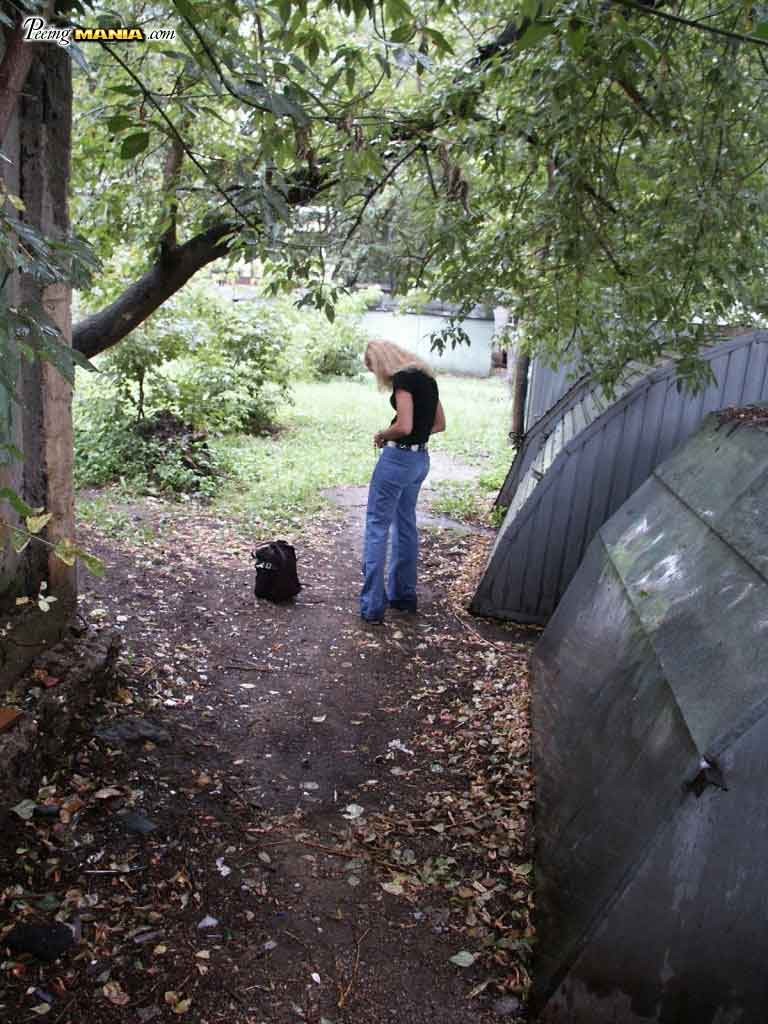 Ragazza catturata dalla telecamera mentre fa pipì fuori
 #76595613