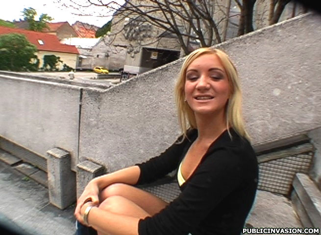El estaba de nuevo hablando mierda, para poder follar con esa chica
 #78864709