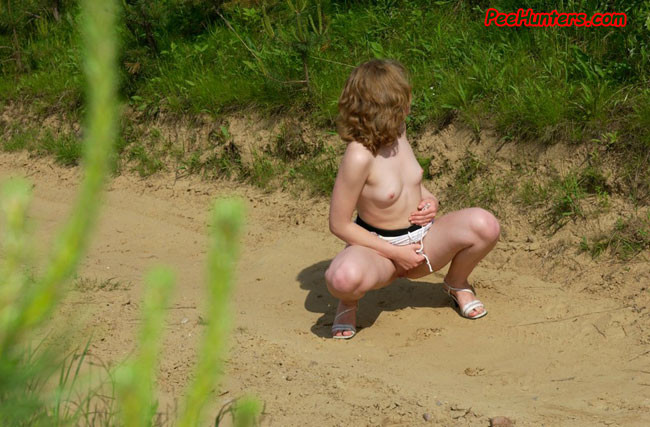 Spiando l'adolescente che piscia vicino alla strada del paese
 #78615858