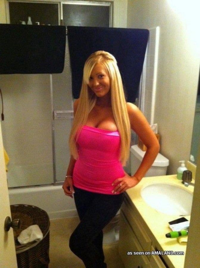 Rubia fucktoy autofoto en varios ropa sexy
 #67643829