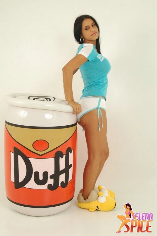 Selena ama su cerveza duff
 #67731463