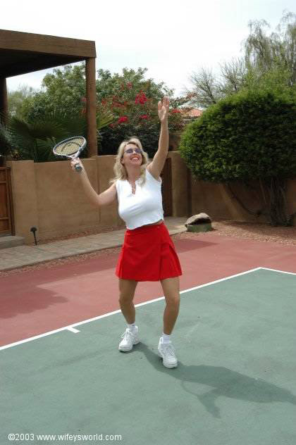 Wifey topless en la cancha de tenis
 #73542637