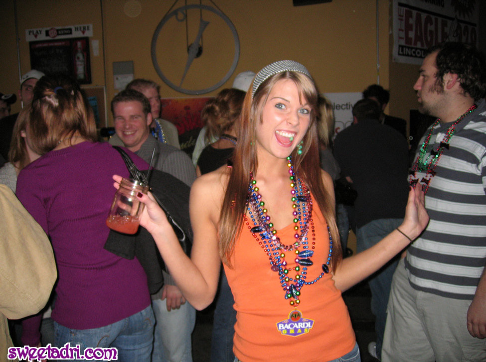 Sweetadri draußen an einer Bar für madi gras
 #74932221