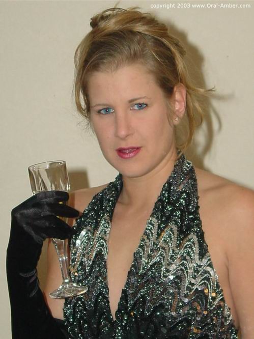 Amateur-Mädchen trinkt Sperma aus einem Glas
 #73291788