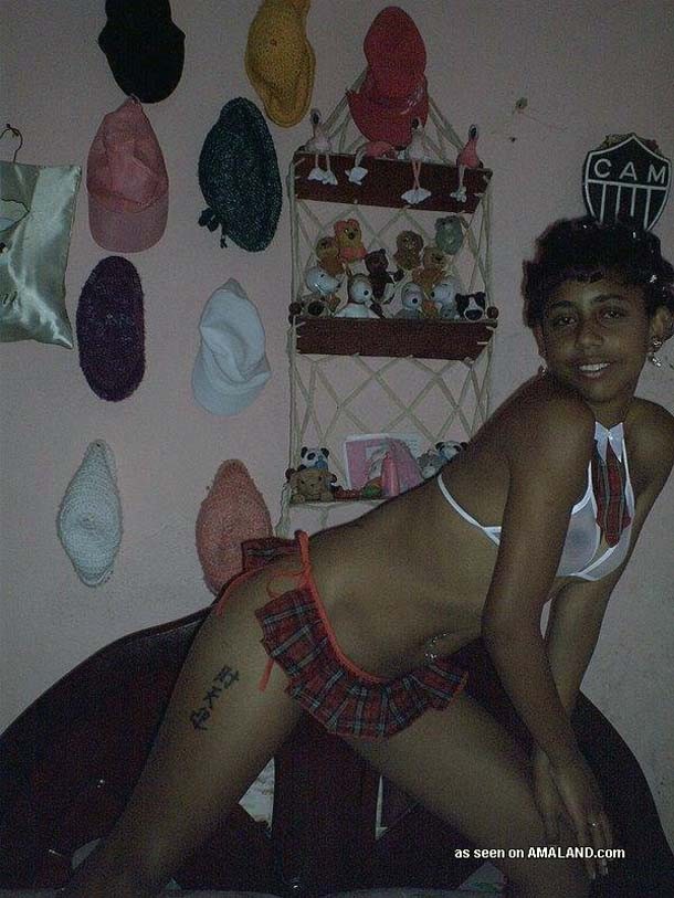 Mostrando sus bonitas tetas negras
 #72637021