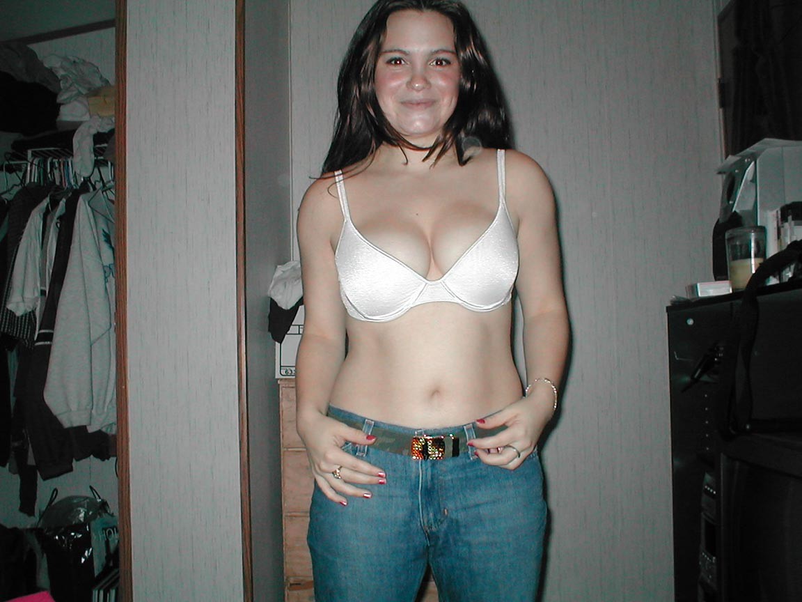 Amateur-Freundin mit großen Titten posiert nackt zu Hause
 #76460162