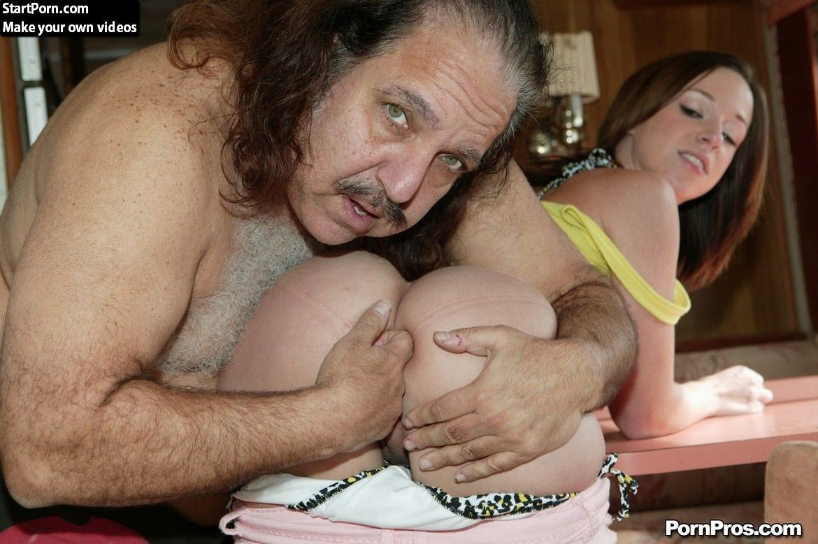 Jada stevens fickt und saugt den legendären mr ron jeremy
 #78812968