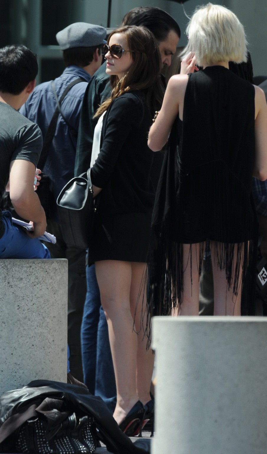 Emma Watson leggy che indossa una mini gonna sul set di 'The Bling Ring' a Los Angeles
 #75266911