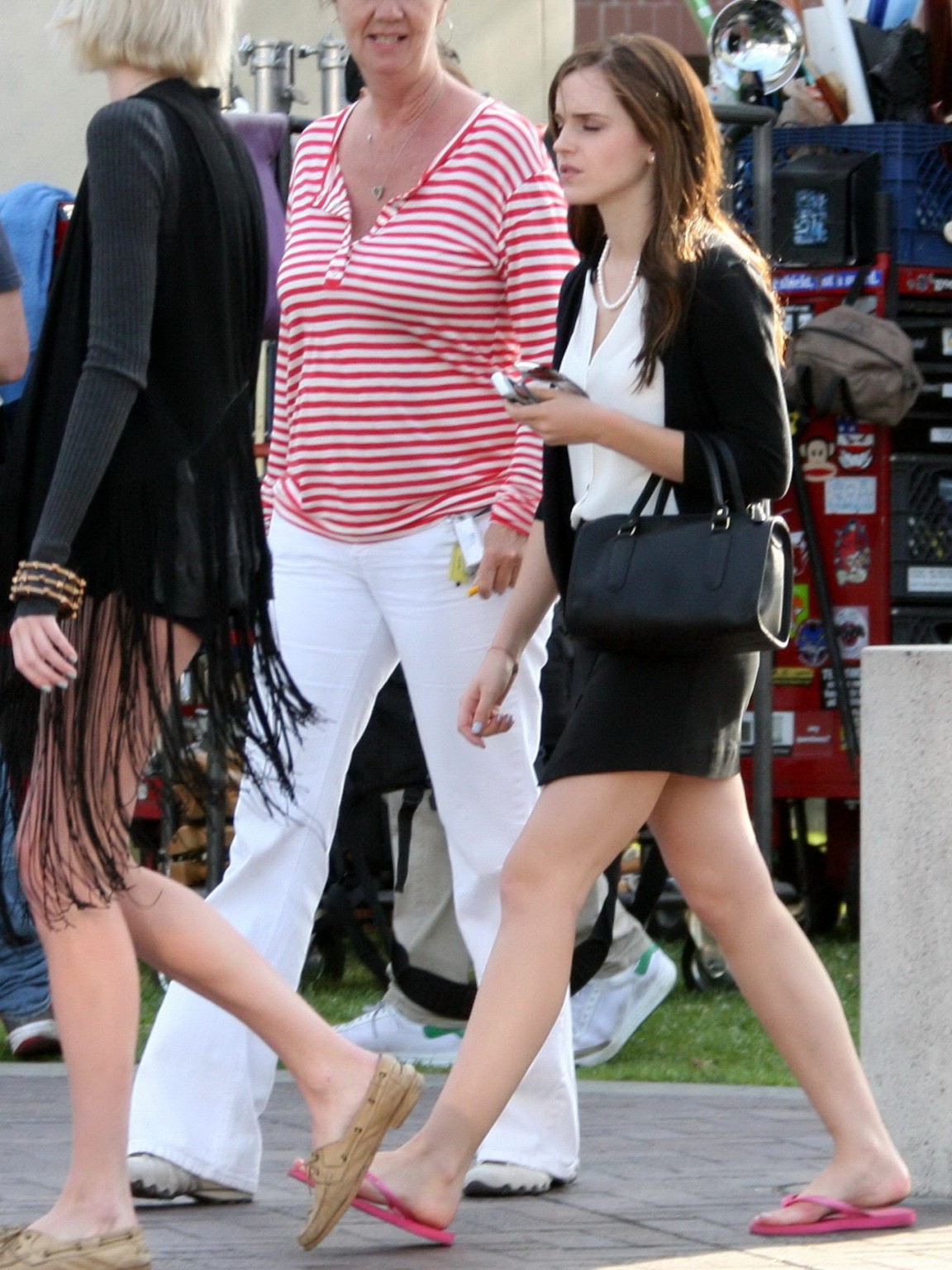 Emma Watson leggy che indossa una mini gonna sul set di 'The Bling Ring' a Los Angeles
 #75266936