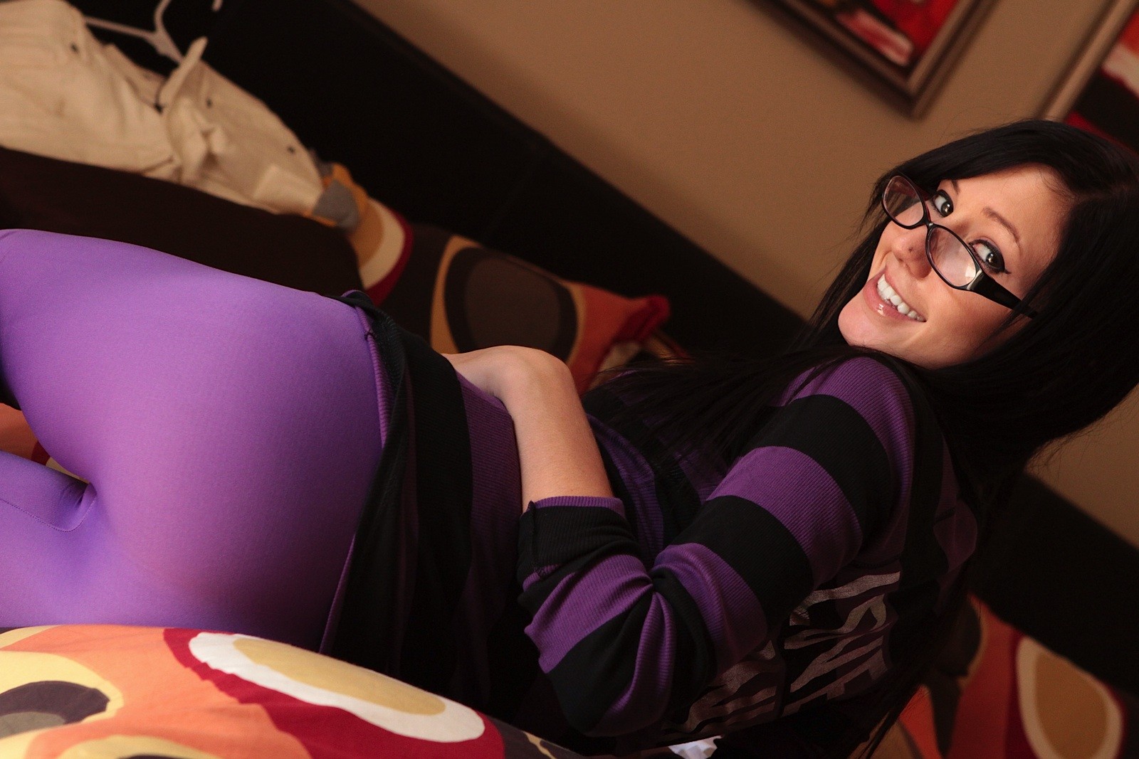 Jeune excitée et geek Catie Minx en lunettes et bas moulants violets.
 #67955997
