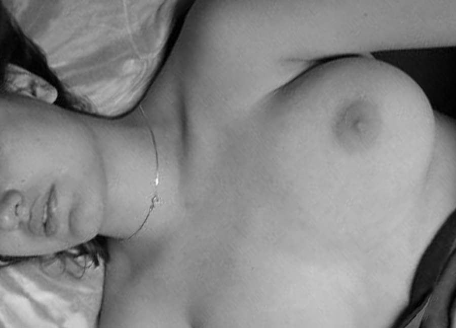 Photos d'une nana amateur à forte poitrine en noir et blanc
 #73047074
