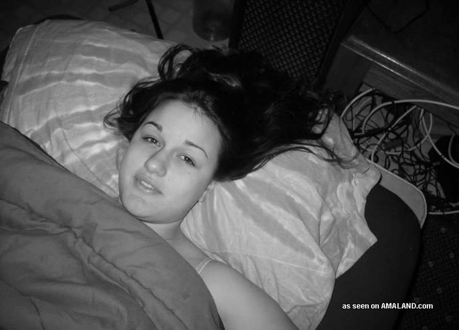 Photos d'une nana amateur à forte poitrine en noir et blanc
 #73047079