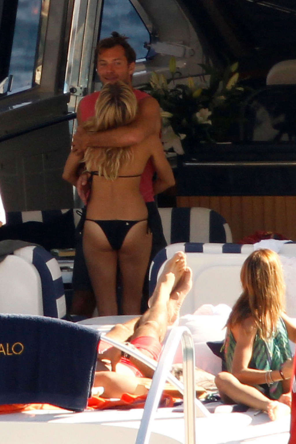 Sienna Miller che espone il suo corpo sexy e culo caldo in bikini nero su yacht
 #75338092