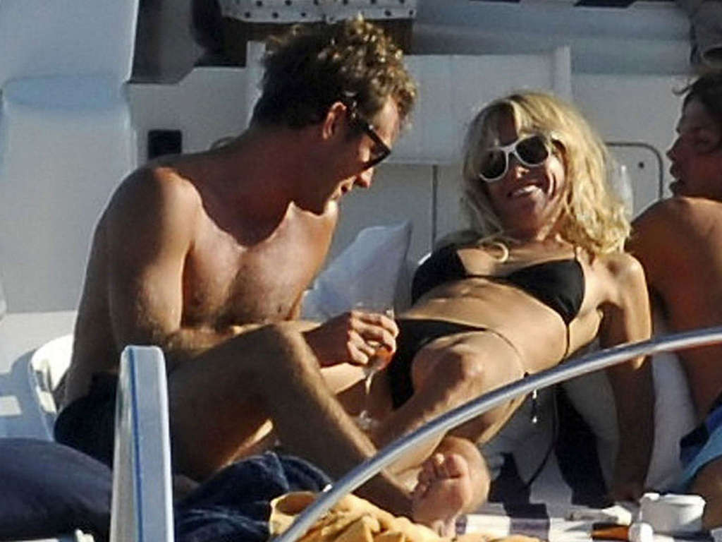 Sienna Miller che espone il suo corpo sexy e culo caldo in bikini nero su yacht
 #75338112