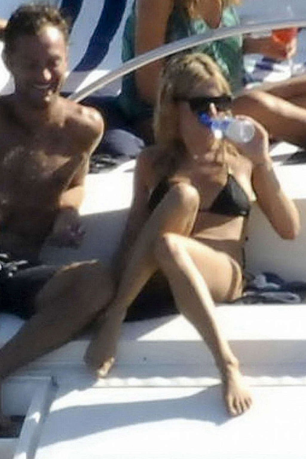 Sienna Miller che espone il suo corpo sexy e culo caldo in bikini nero su yacht
 #75338172