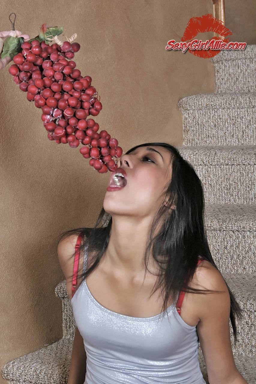 Flaca joven asiática haciendo un striptease
 #69917930