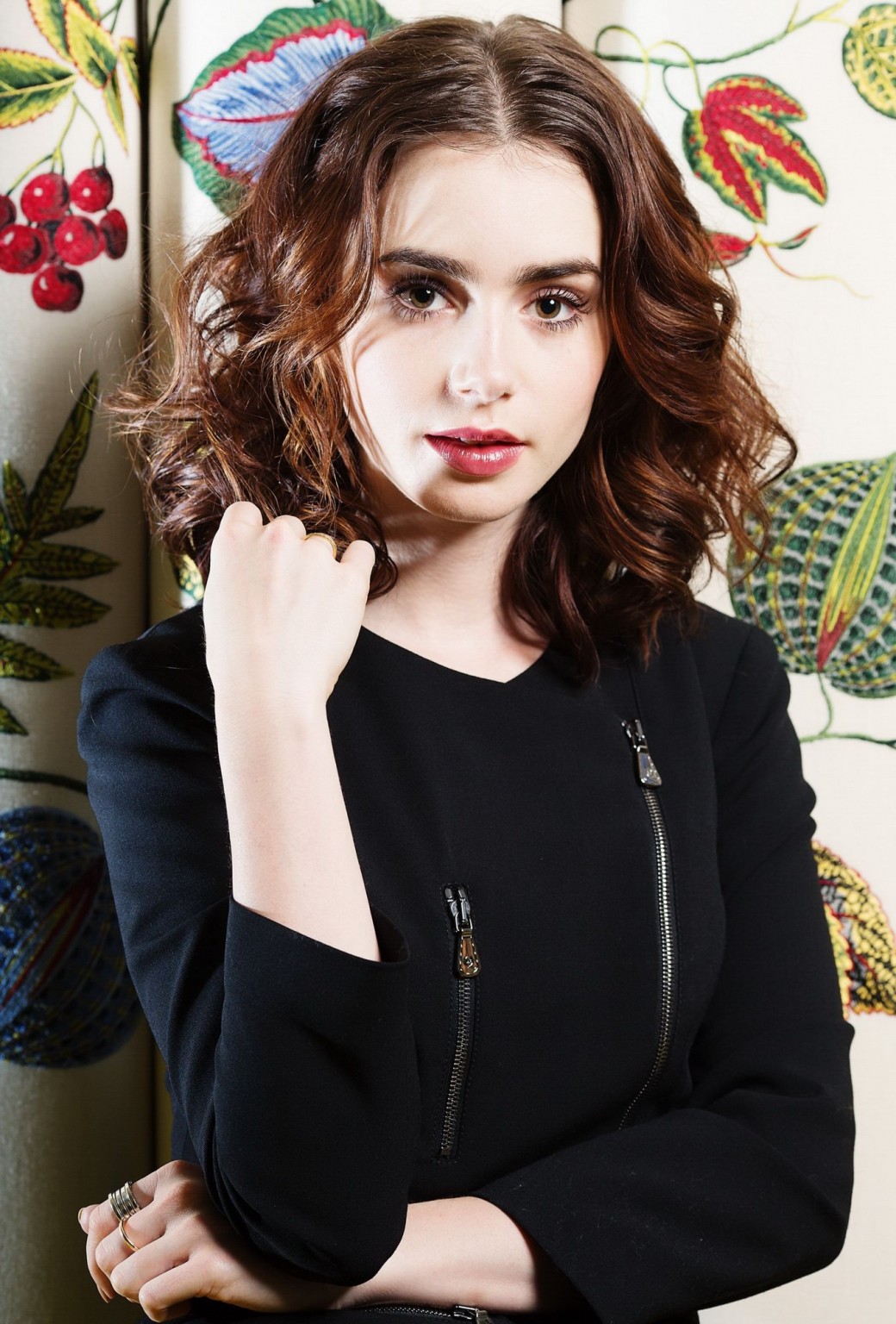 Lily collins sembra caldo indossando mini abito nero per la rivista tempi 2013 giugno
 #75228354