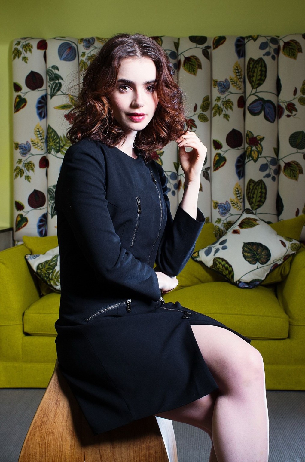 Lily collins est sexy en portant une mini robe noire pour le magazine times 2013 juin.
 #75228399
