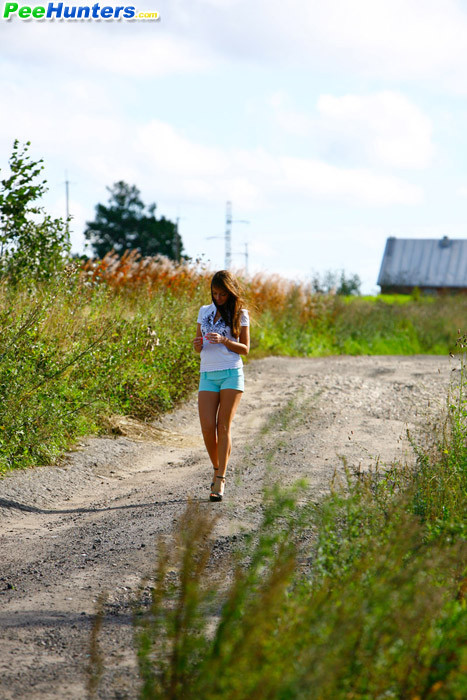 Model caught urinating alfresco at the countryside #78690701