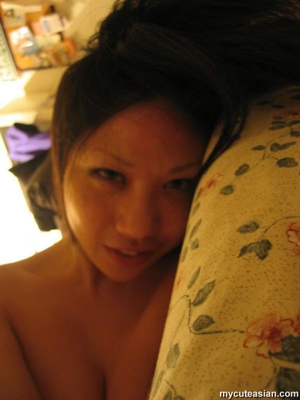 Une asiatique chaude nous envoie ces photos sexy qu'elle a faites elle-même.
 #69910452