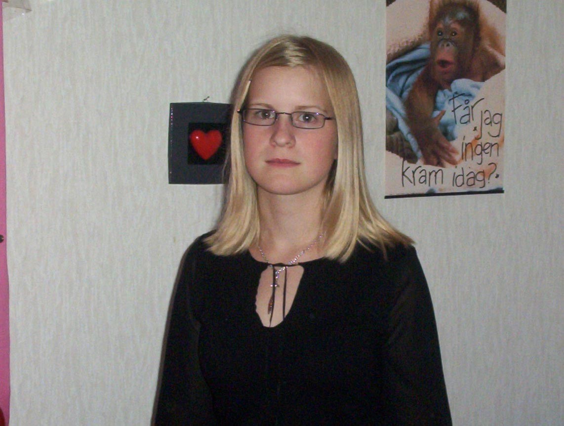Blonde Amateur Freundin posiert in ihrem Schlafzimmer
 #77676693