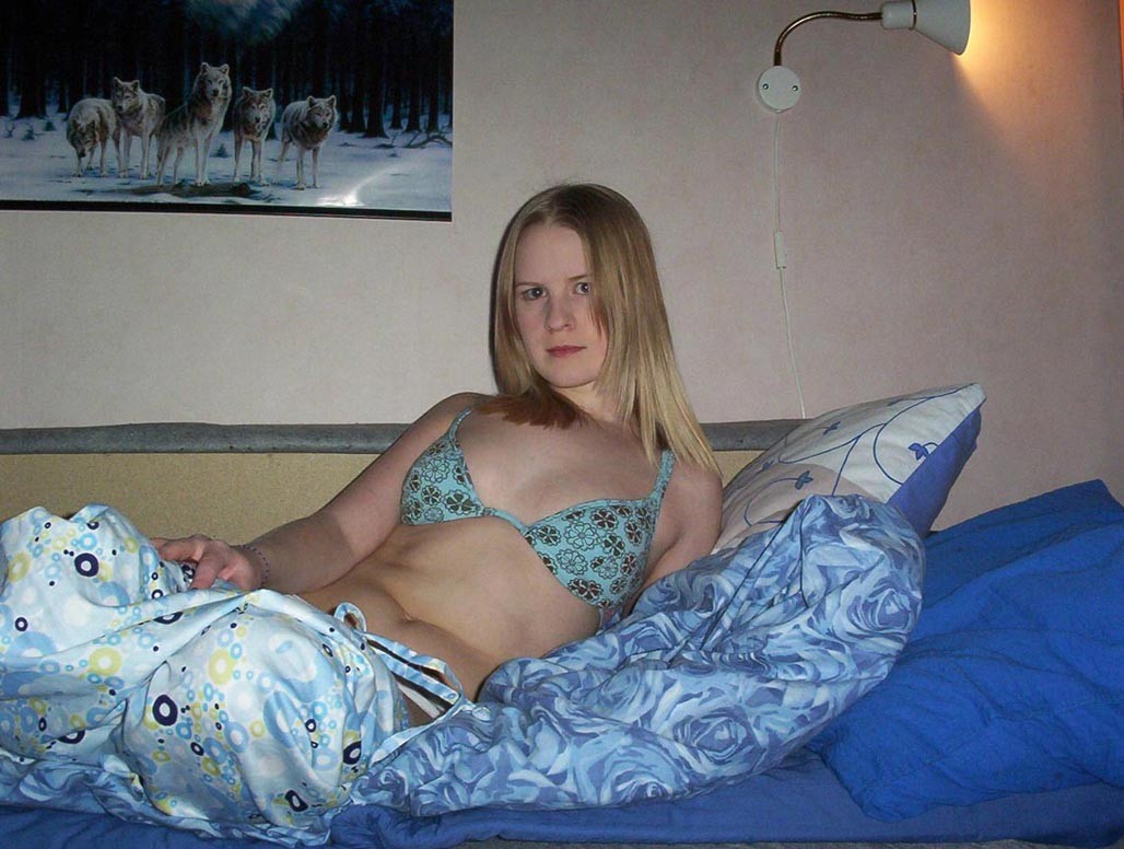 Blonde Amateur Freundin posiert in ihrem Schlafzimmer
 #77676766