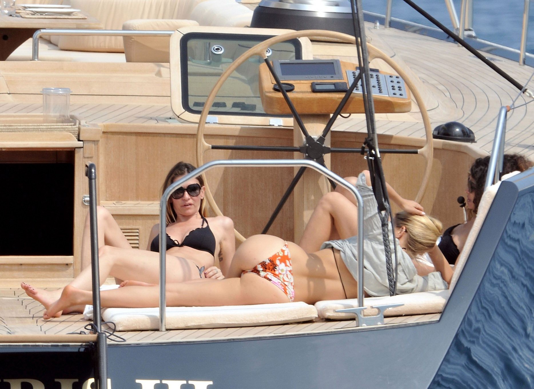 Bar Refaeli zeigt ihren Bikinikörper auf einer Yacht in Cannes
 #75303838