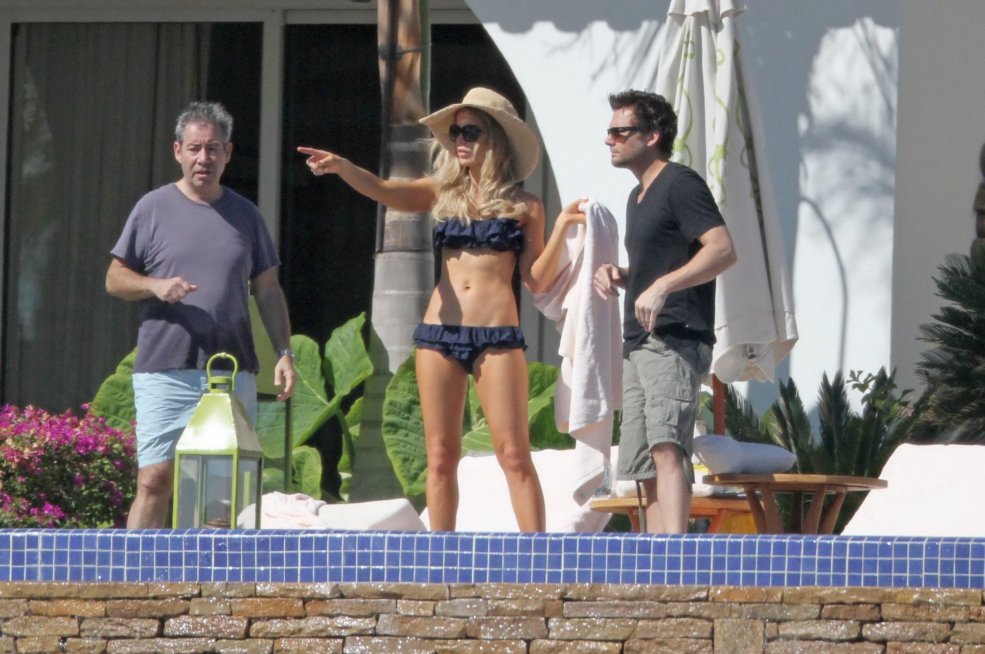 Kate Beckinsale portant un bikini bleu foncé sur la plage du Mexique
 #75320614