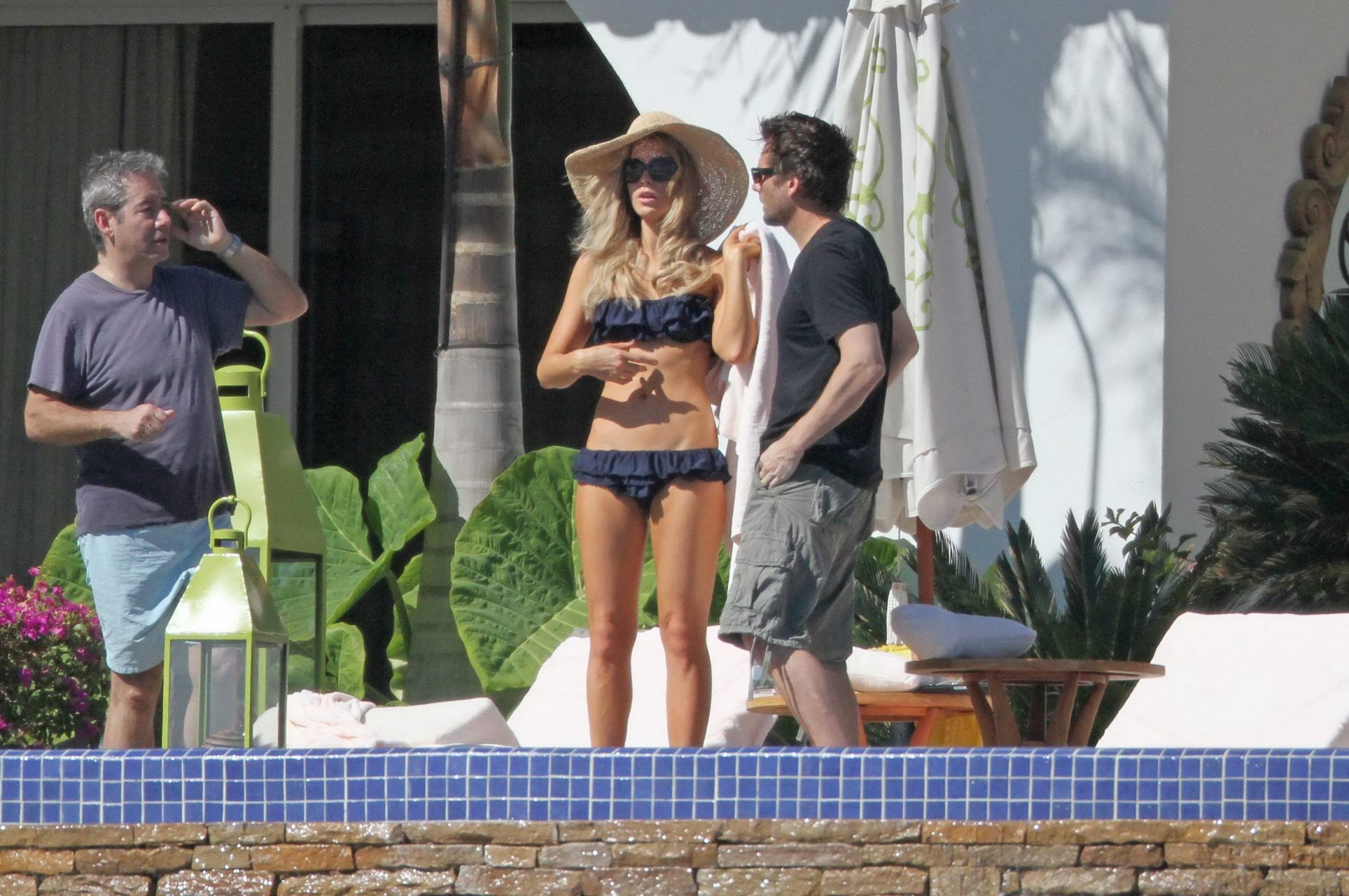 Kate Beckinsale portant un bikini bleu foncé sur la plage du Mexique
 #75320630