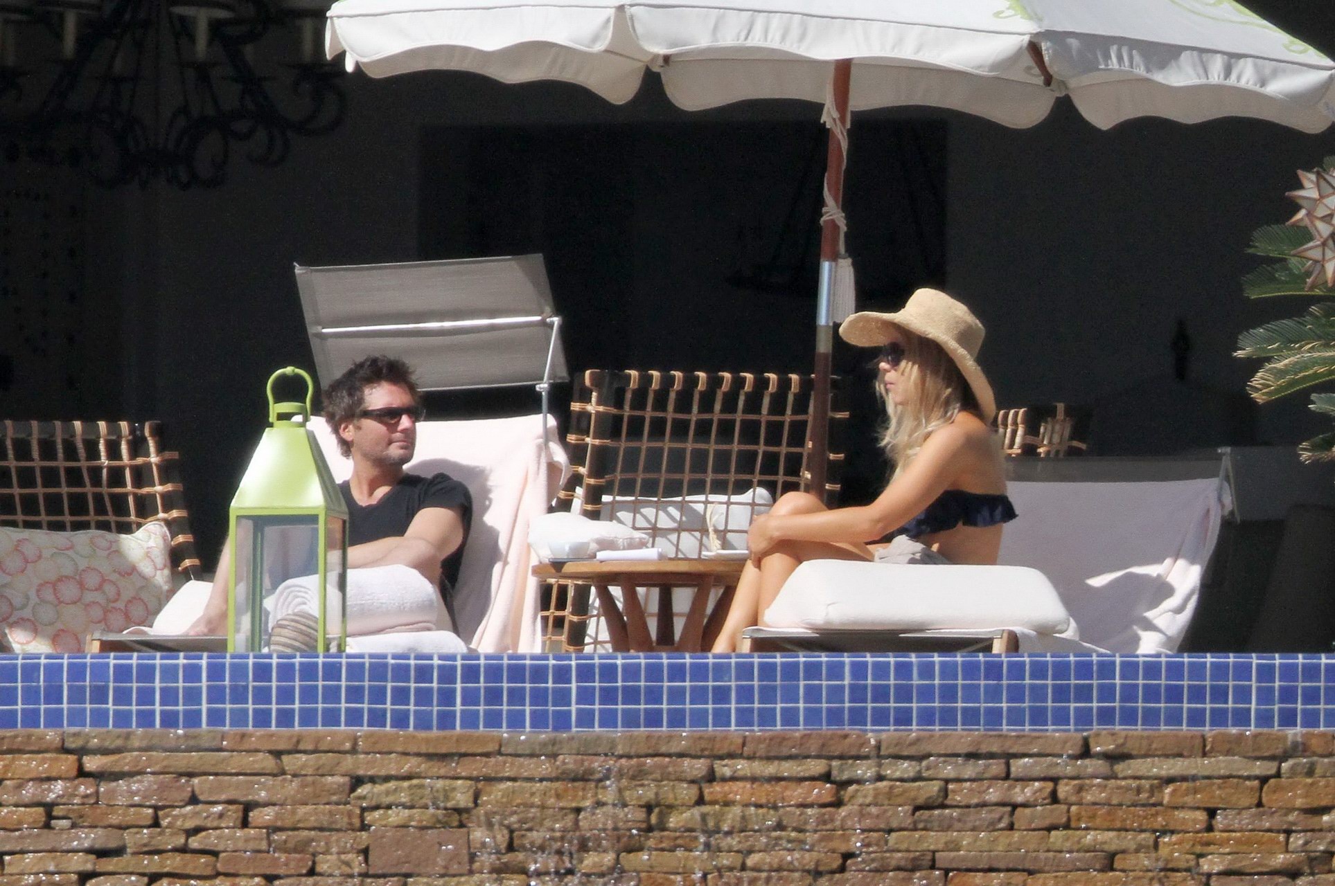 Kate Beckinsale portant un bikini bleu foncé sur la plage du Mexique
 #75320659