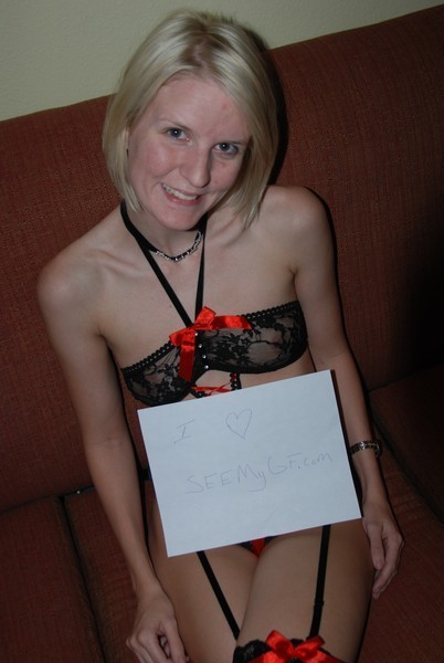 いたずらなガールフレンドがお尻を見せる
 #68168852