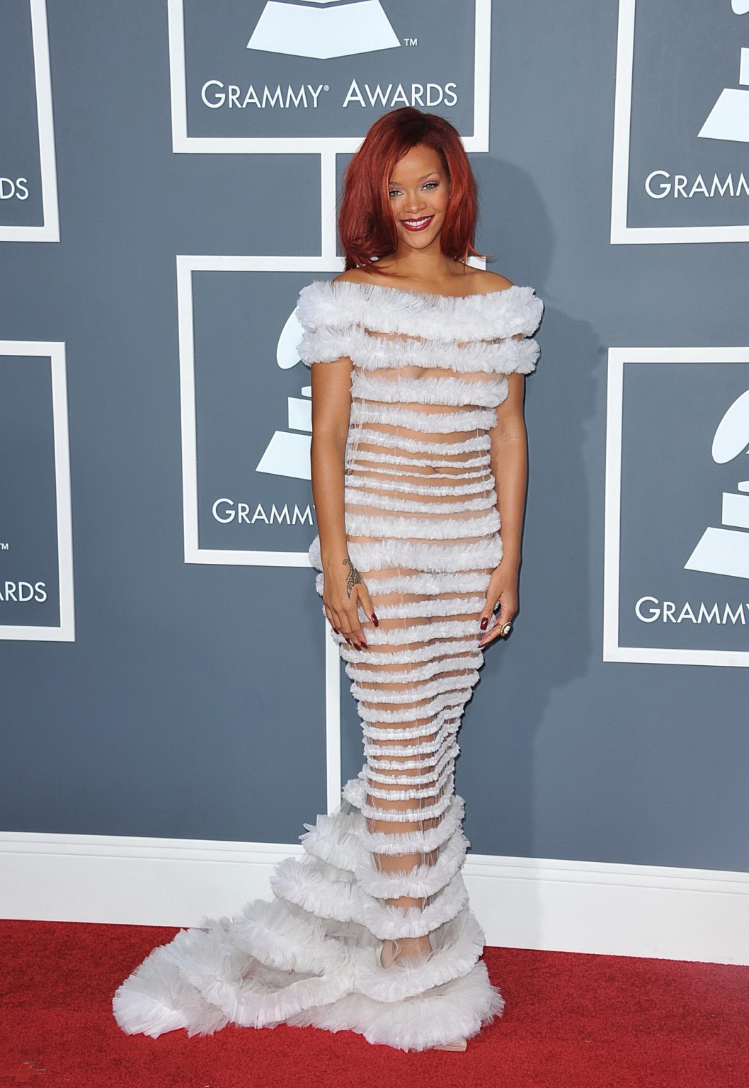 Rihanna porte une robe transparente avec des autocollants sur les tétons aux 53e Grammy Awards à La Havane.
 #75317683