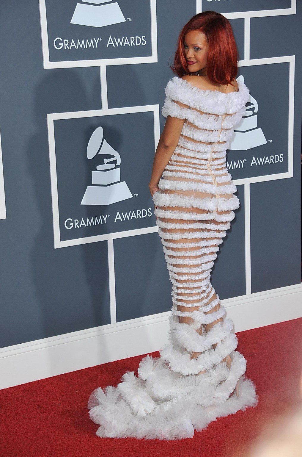 Rihanna porte une robe transparente avec des autocollants sur les tétons aux 53e Grammy Awards à La Havane.
 #75317694