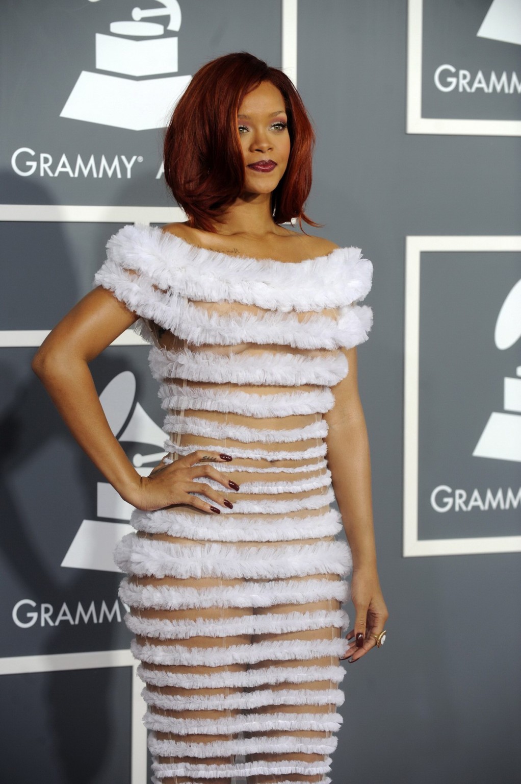 Rihanna trägt c-thru Kleid nip Aufkleber bei 53rd grammy awards in la
 #75317710