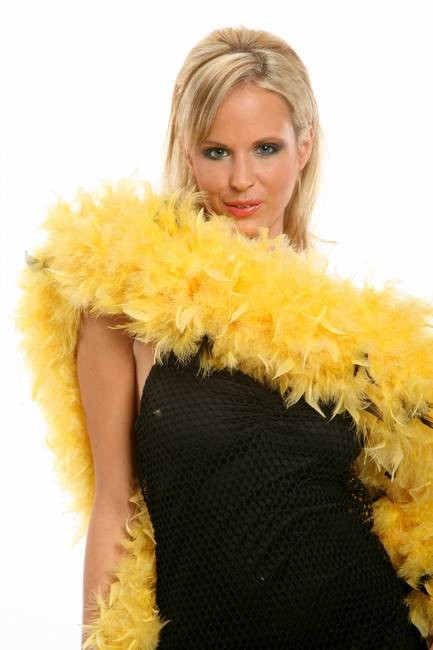 Raylene richards se envuelve con una boa caliente
 #73889548