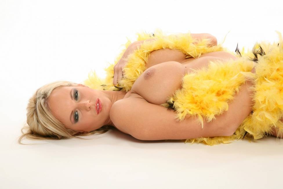 Raylene richards se envuelve con una boa caliente
 #73889594