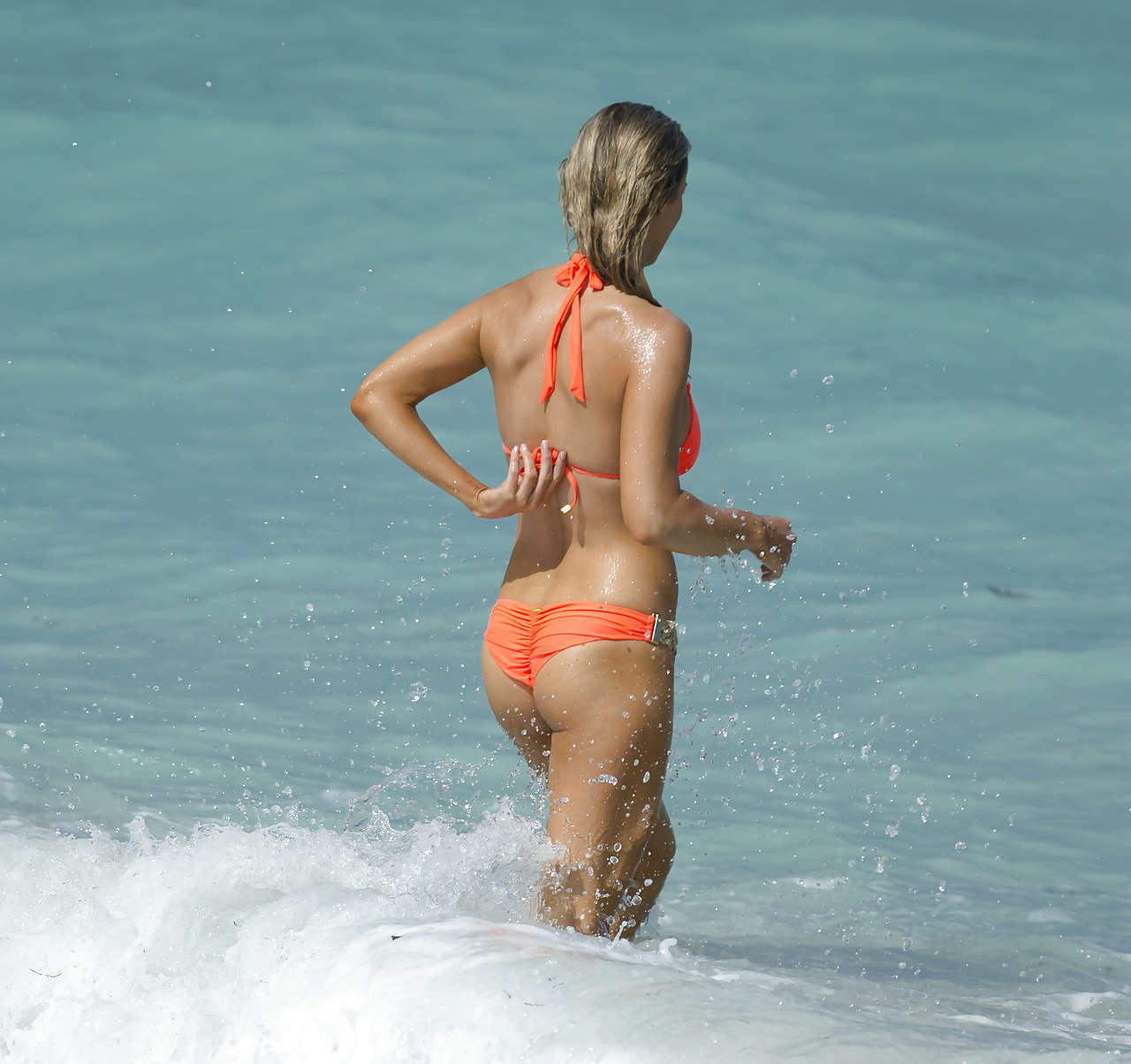 Joanna Krupa exposant son corps sexy en bikini sur la plage.
 #75232225