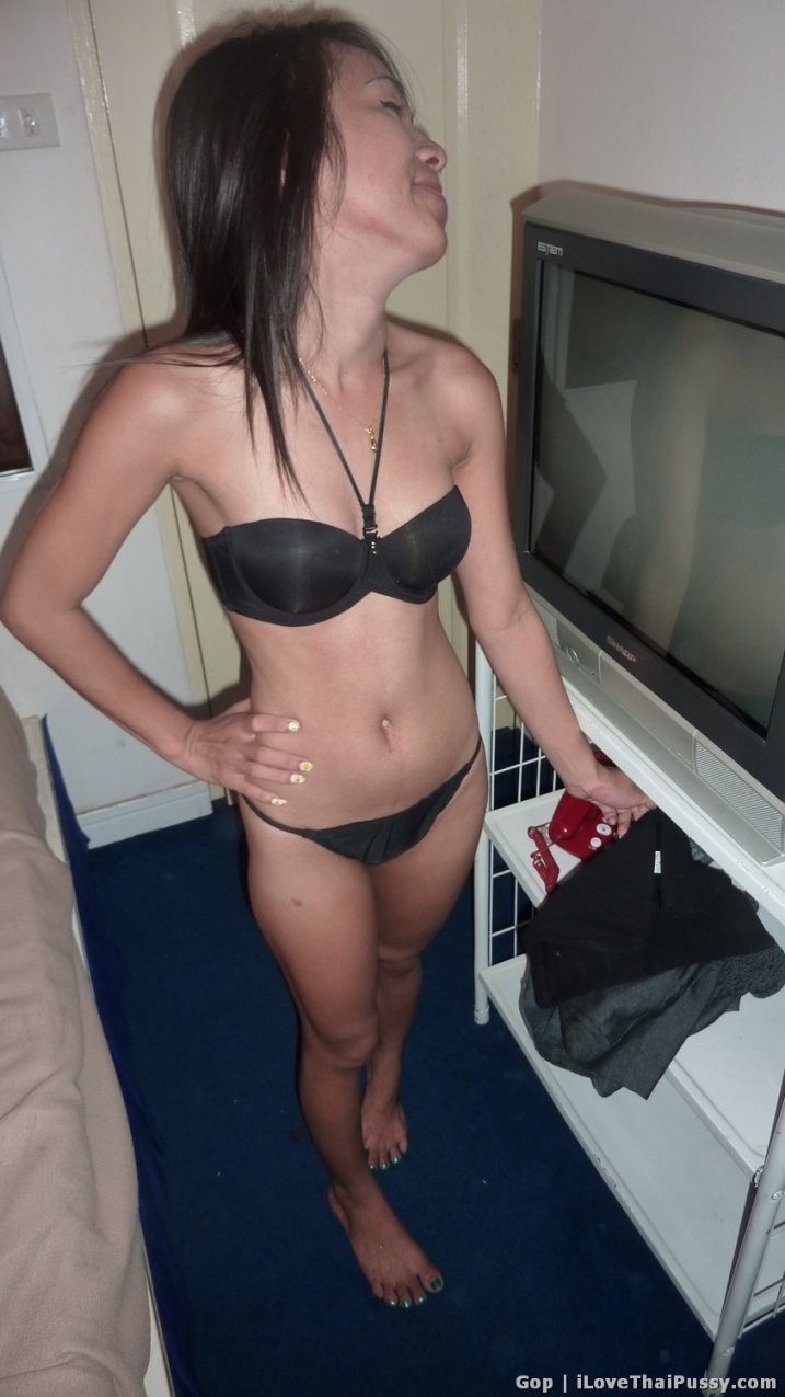 Timida prostituta che balla a gogo penetrata da un turista sessuale svedese in vacanza
 #69914053